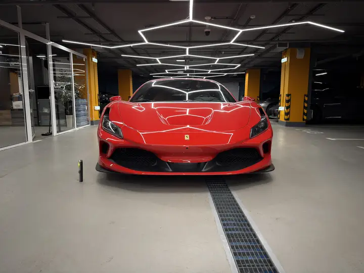 Ferrari · F8