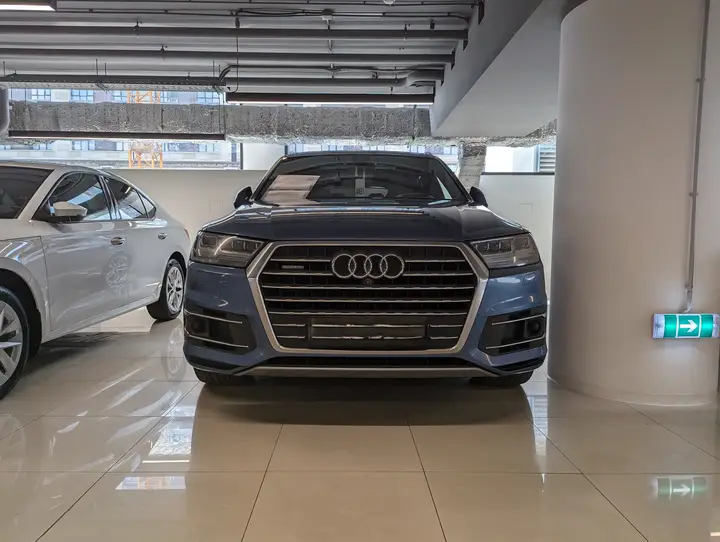 Audi · Q7 · 4M