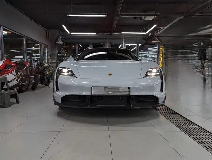 Porsche · Taycan · Turbo