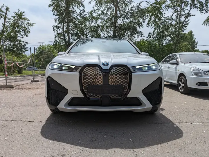 BMW · iX